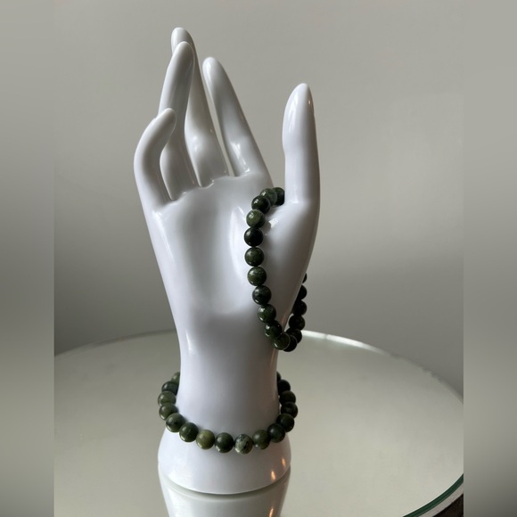 Handmade genuine gemstone bracelet. This Green Jade bracelet is adjustable. - Picture 2 of 6